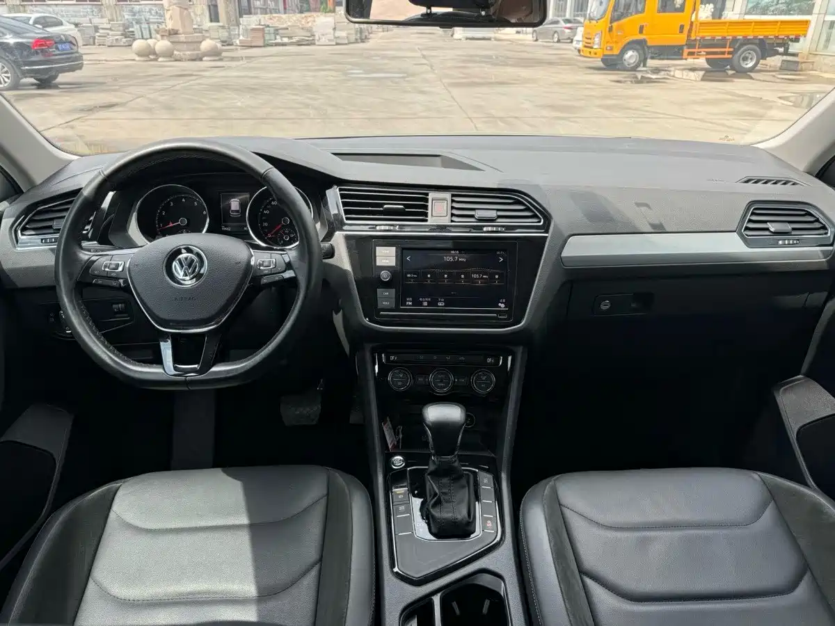Photo 8 - Volkswagen Tiguan L
