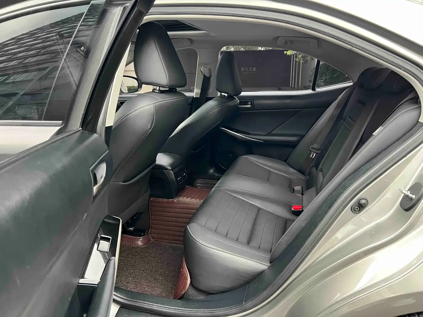 Lexus IS 2017 300 Leading Edition фото 12