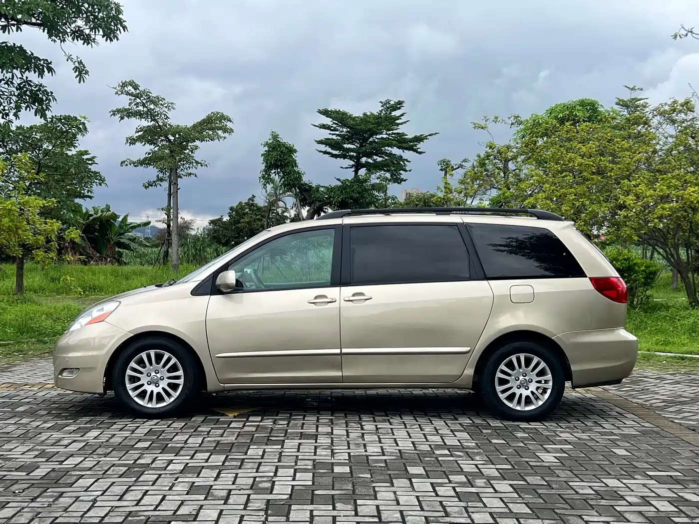 Toyota Sienna 2010 2009 Base Model