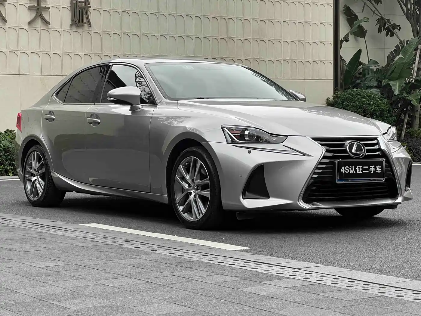 Lexus IS 2017 300 Leading Edition фото 2