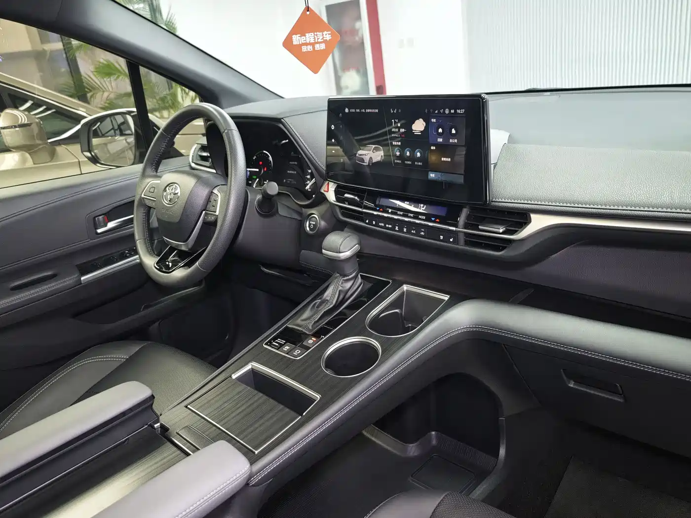 Toyota Sienna 2023 2.5L Hybrid Premium Edition фото 7