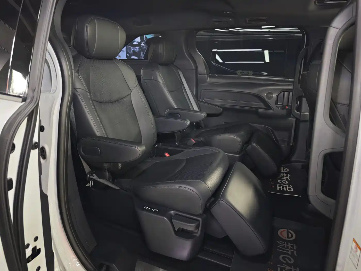 Toyota Sienna 2023 2.5L Hybrid Premium Edition фото 12