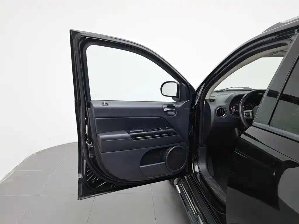 Jeep Compass (Import) 2012 2011 2.4L 4WD Luxury Navigation Edition