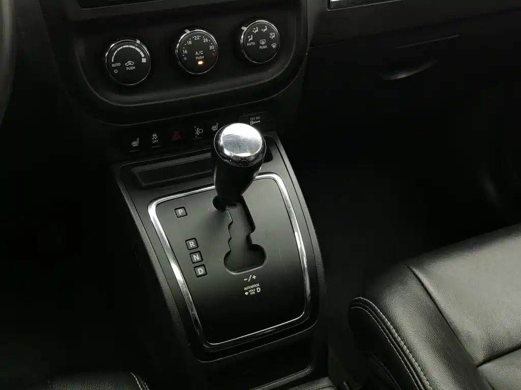 Jeep Compass (Import) 2012 2011 2.4L 4WD Luxury Navigation Edition
