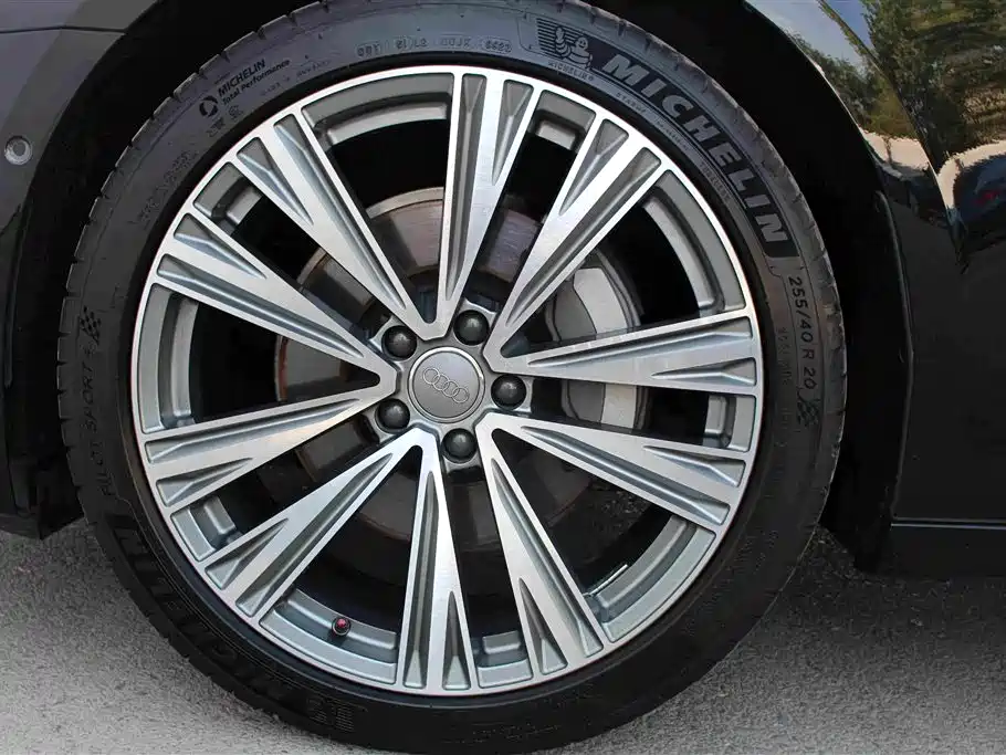 Фото 15 - Audi A6L