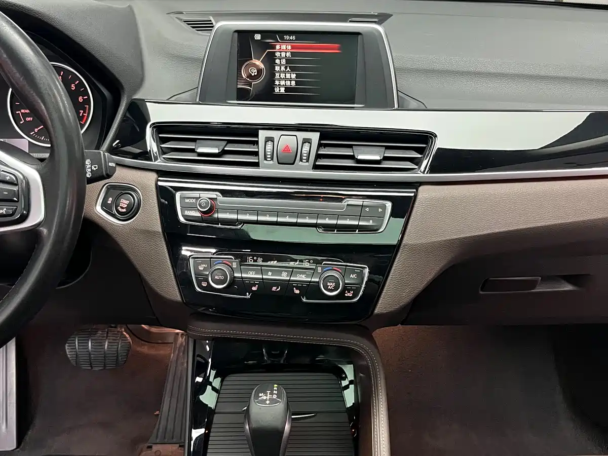 BMW X1 2018 sDrive18Li Premium Model фото 28