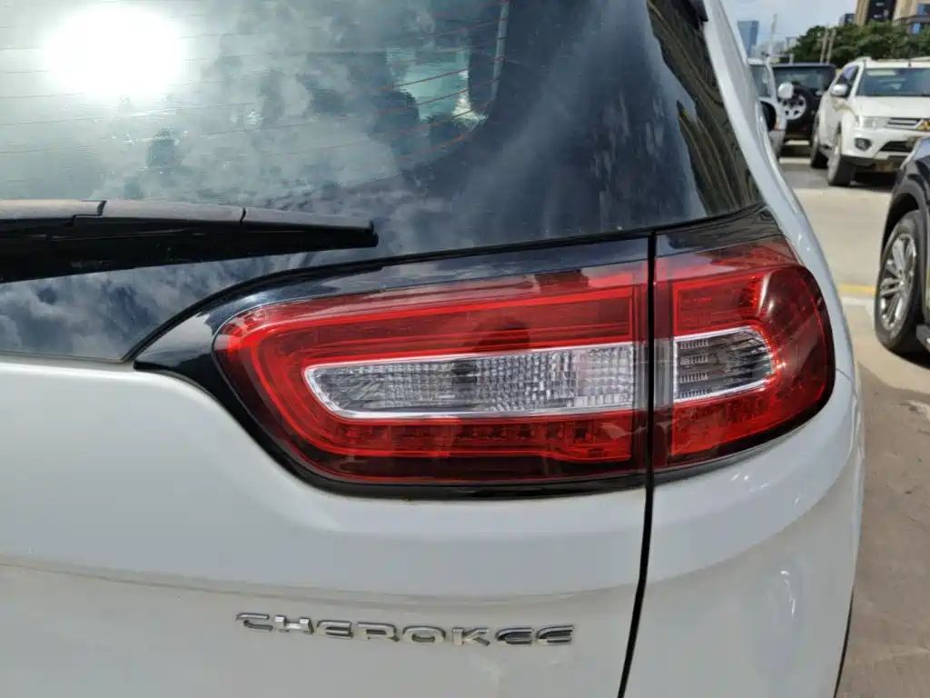 Фото 8 - Jeep Cherokee