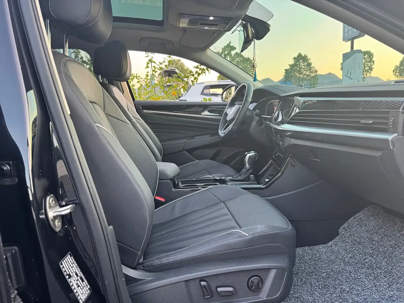 Volkswagen Passat 2024 330TSI Starlight Elite Edition фото 9