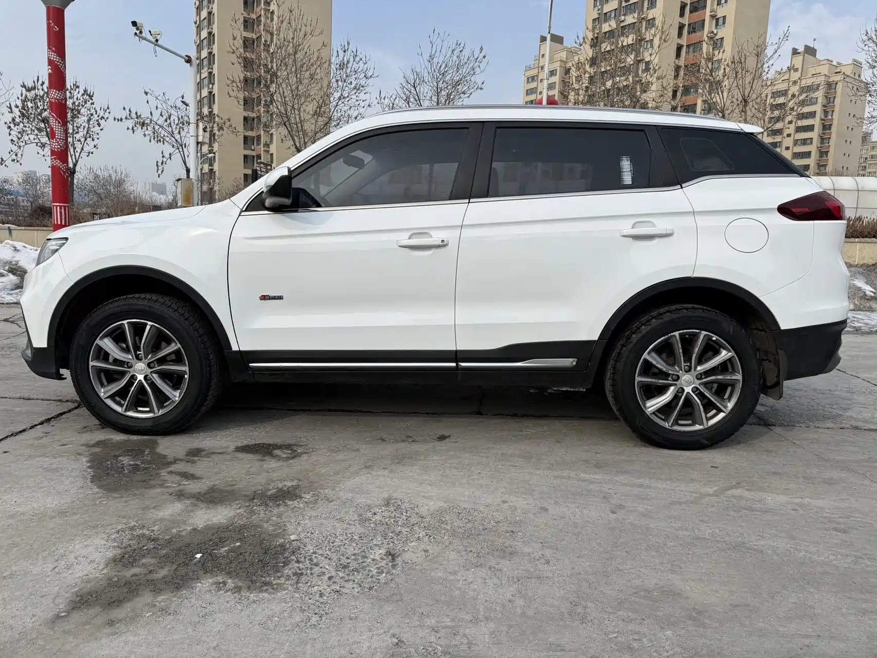 Фото 10 - Geely Atlas