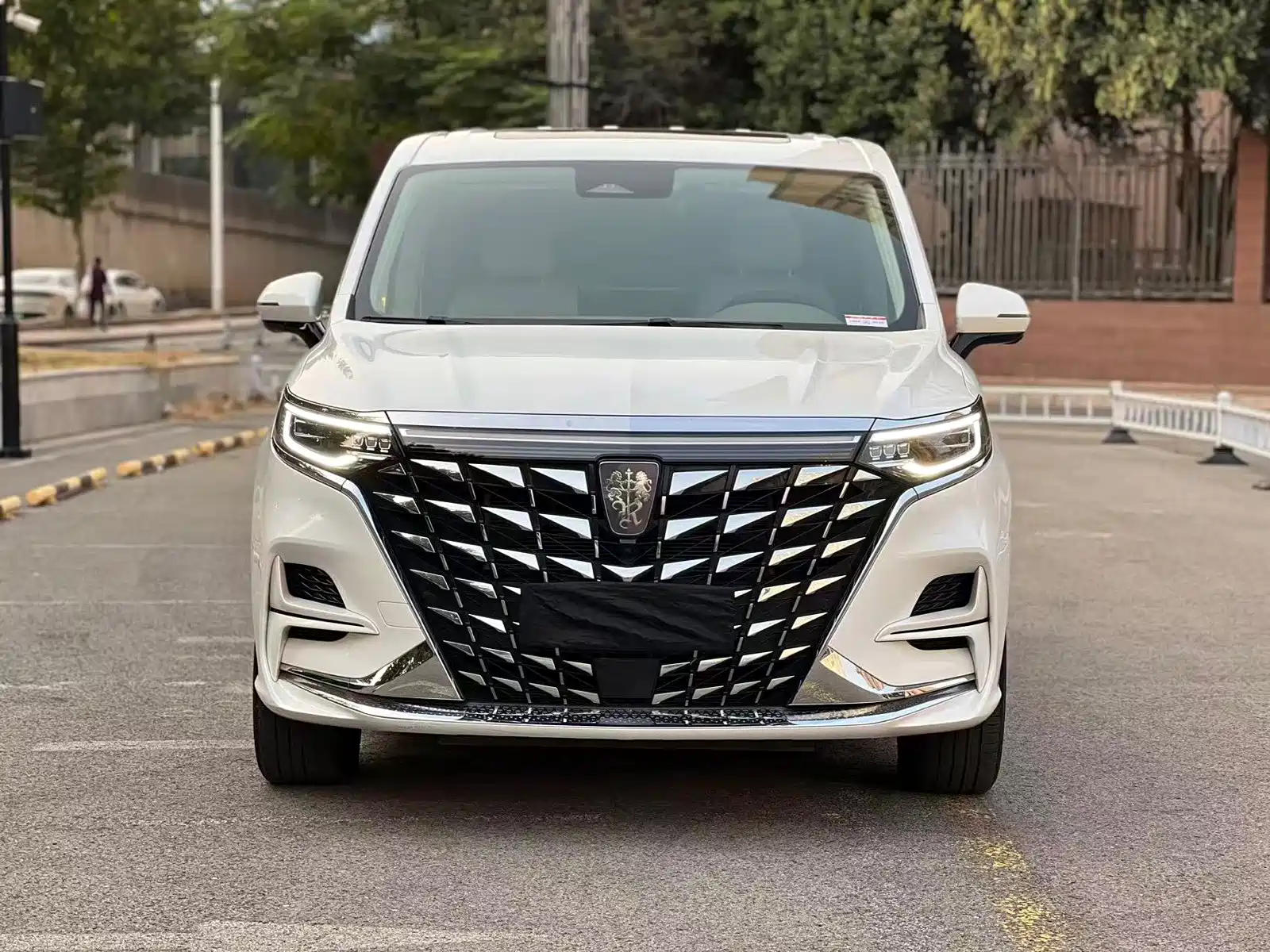 Фото 2 - Roewe iMAX8 EV
