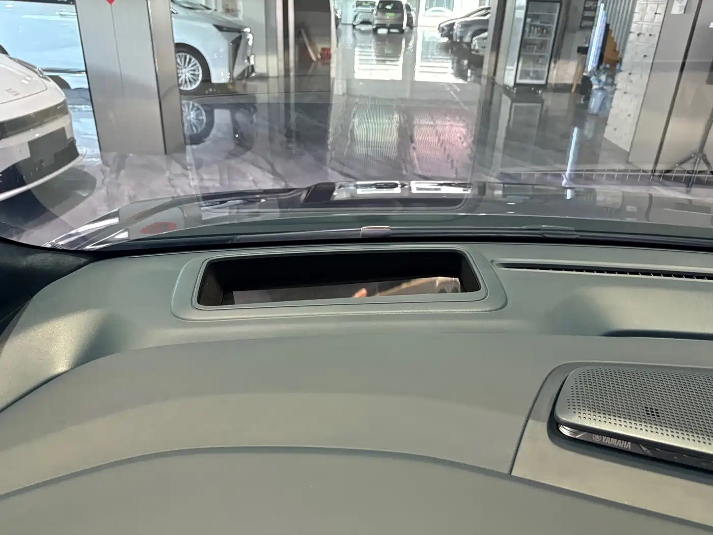 ZEEKR 009 2025 2024 6-seat Executive AWD 108kWh