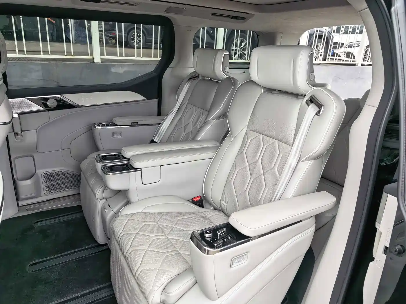 Volvo EM90 2024 2025 Ultra Six-Seater