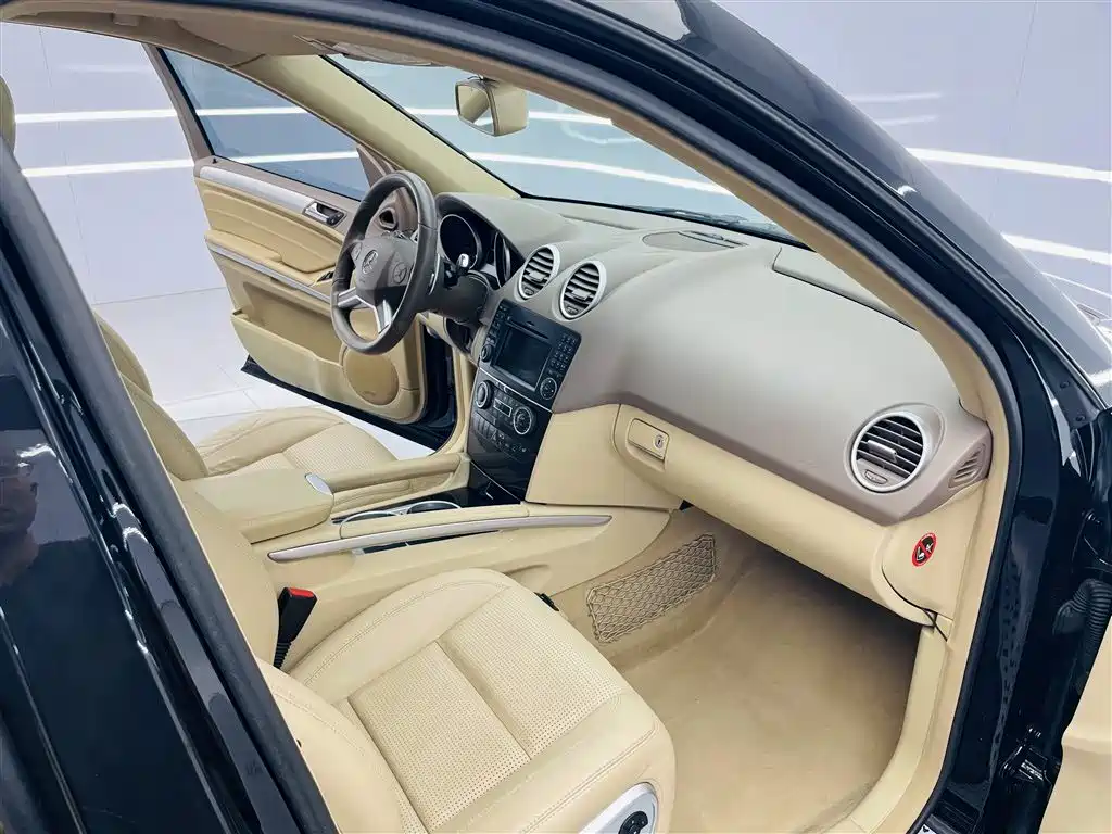 Mercedes-Benz M-Class AMG 2011 AMG ML 63 фото 23