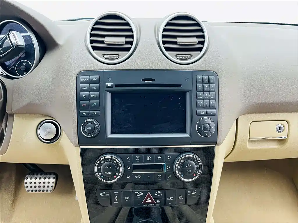 Mercedes-Benz M-Class AMG 2011 AMG ML 63 фото 31