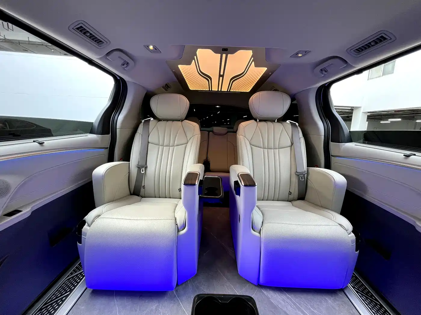 Toyota Granvia 2024 2.5L Hybrid Comfort фото 11