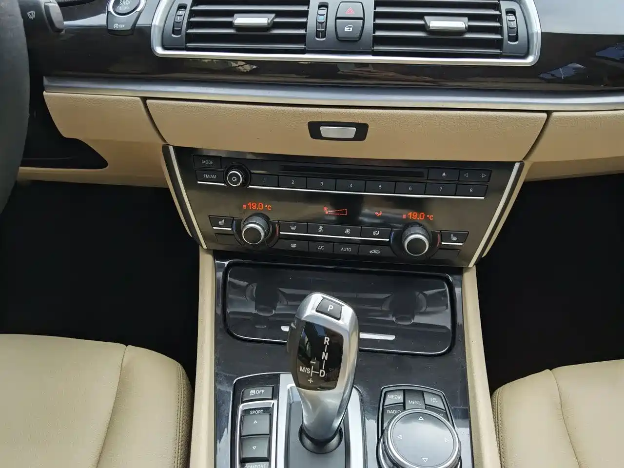 BMW 5 Series GT 2014 528i Leading фото 13