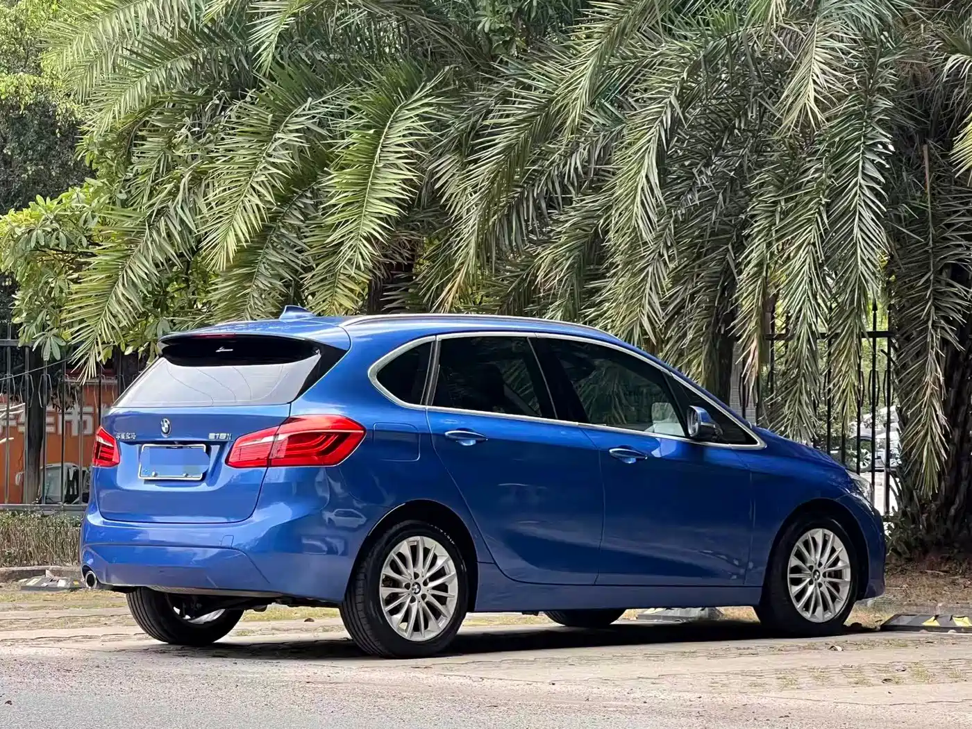 BMW 2 Series Touring 2019 218i Leading фото 6