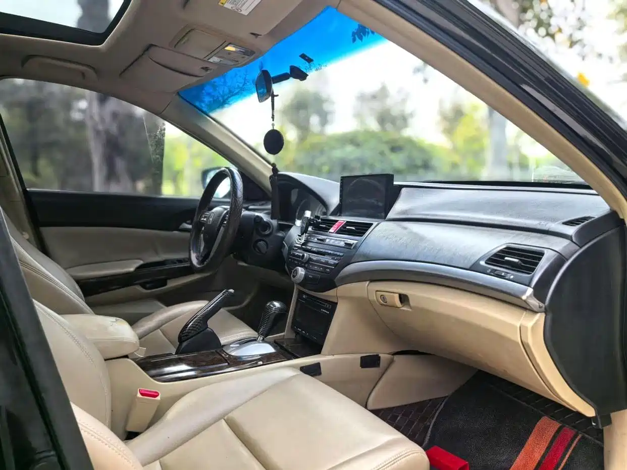 Фото 24 - Honda Accord