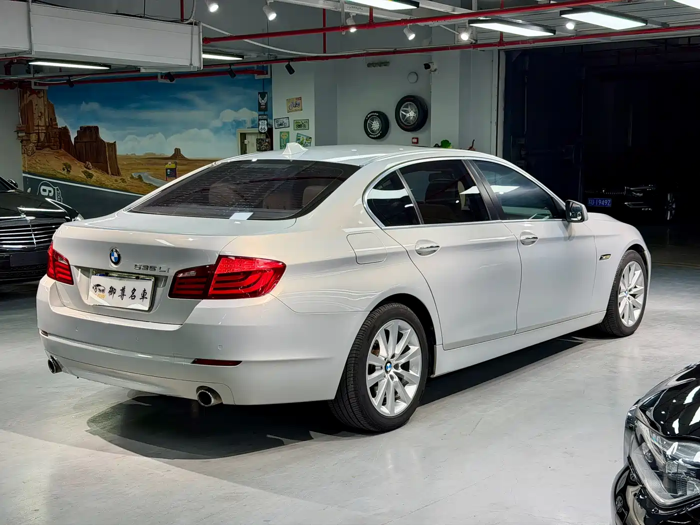 BMW 5 Series 2011 535Li Leading фото 7
