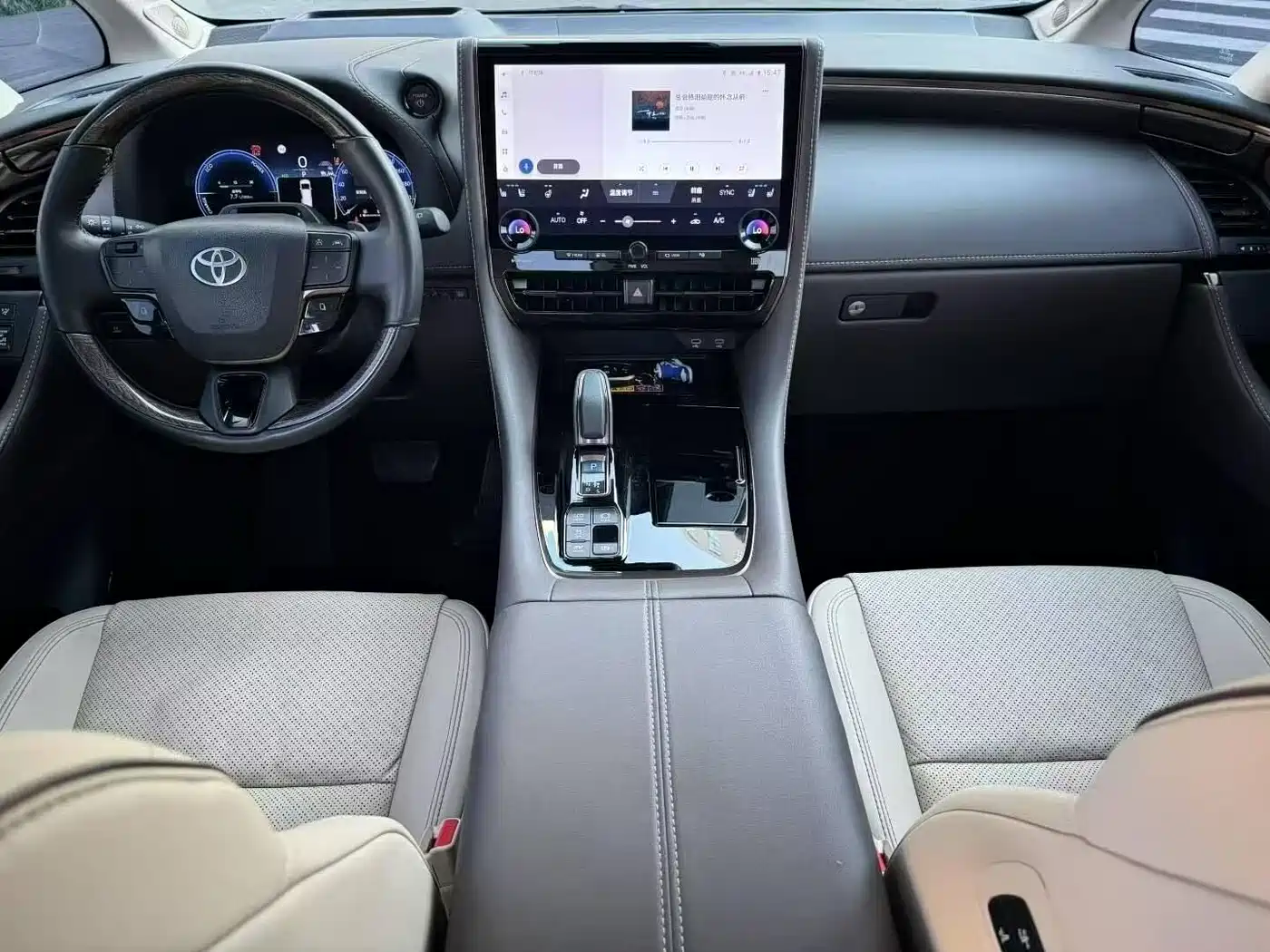 Toyota Alphard 2025 Hybrid 2.5L Ultimate Gold Edition фото 3