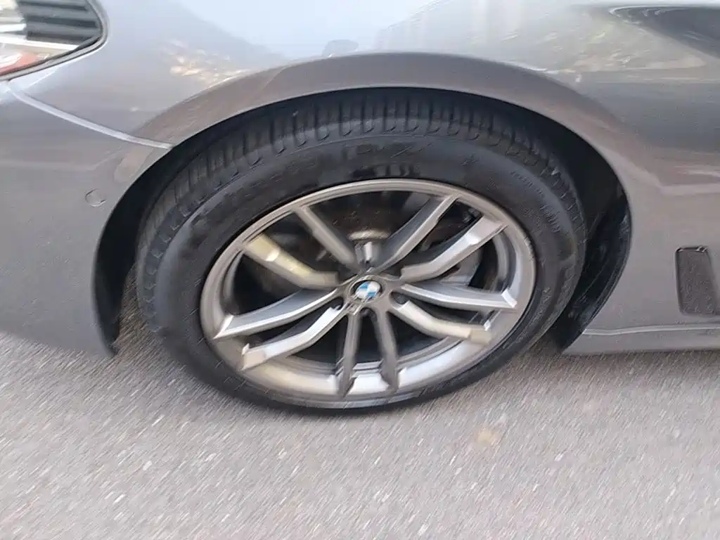 Photo 23 - BMW 5 Series (Import)