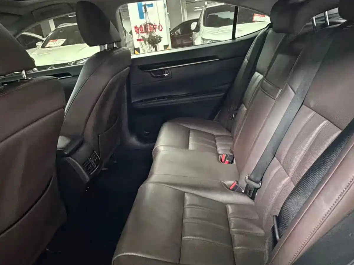 Photo 5 - Lexus ES