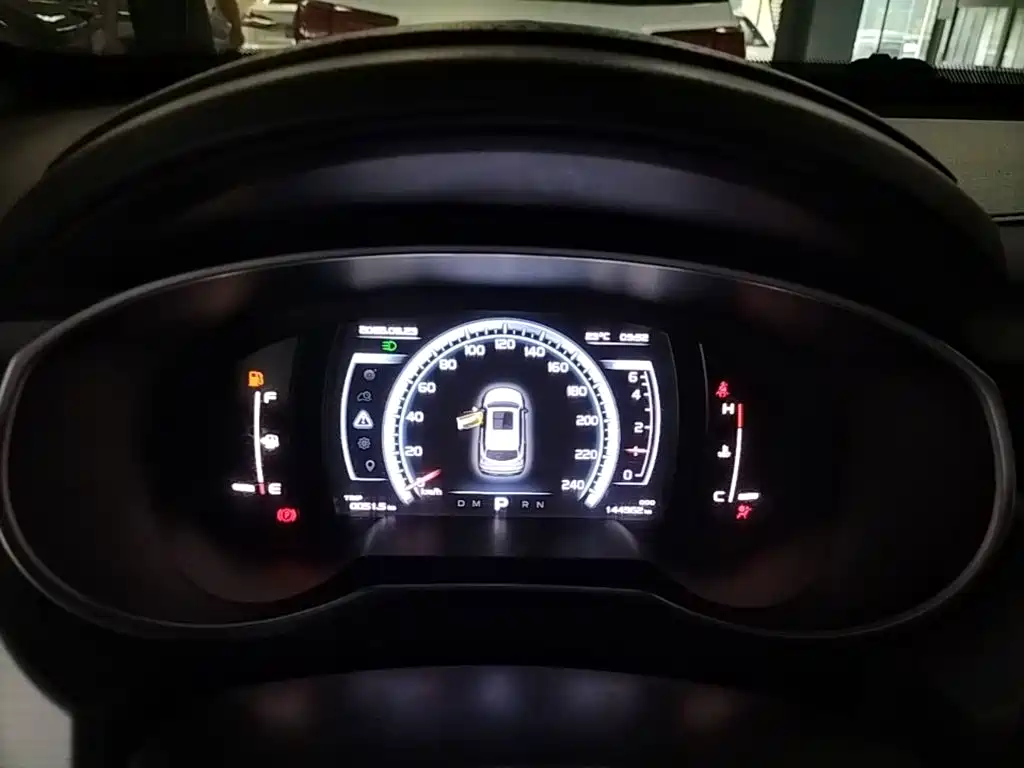 Фото 12 - Geely Atlas