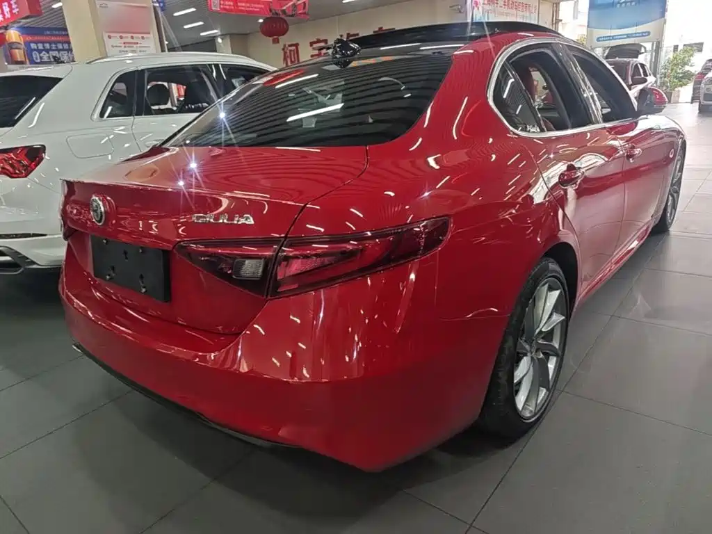 Alfa Romeo Giulia 2018 2017 2.0T 200HP Luxury Edition