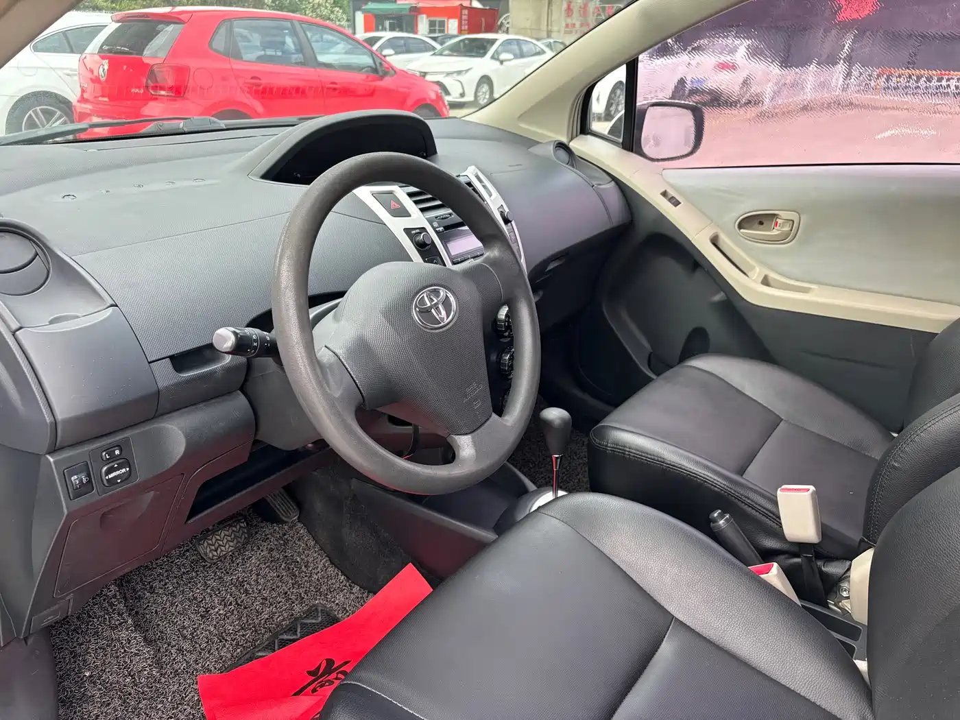 Toyota Yaris 2011 1.6E Auto Charm Edition фото 4