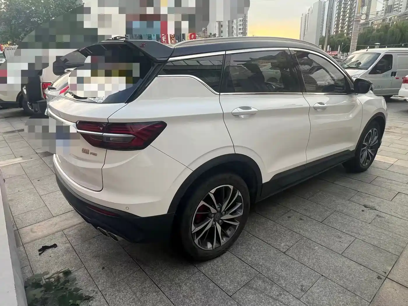 Фото 12 - Geely Binyue