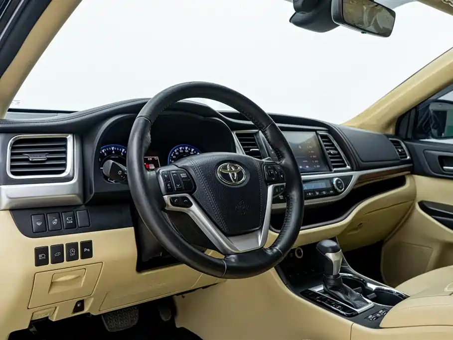 Photo 22 - Toyota Highlander