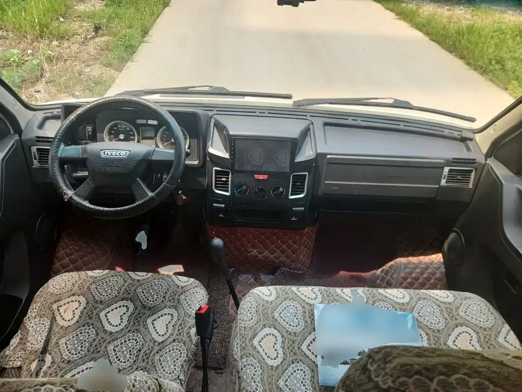 Iveco Daily 2020 2020 Model 2.5T A35 Bus Single-Tire Medium Roof 5-9 Seats China V