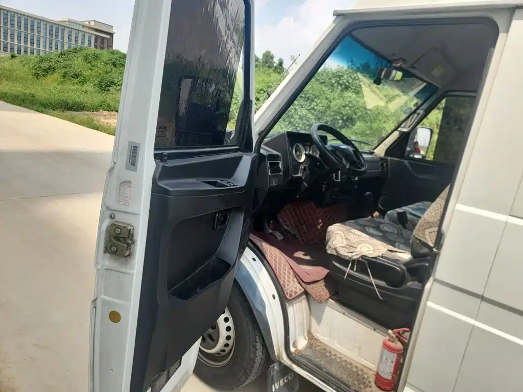 Iveco Daily 2020 2020 Model 2.5T A35 Bus Single-Tire Medium Roof 5-9 Seats China V
