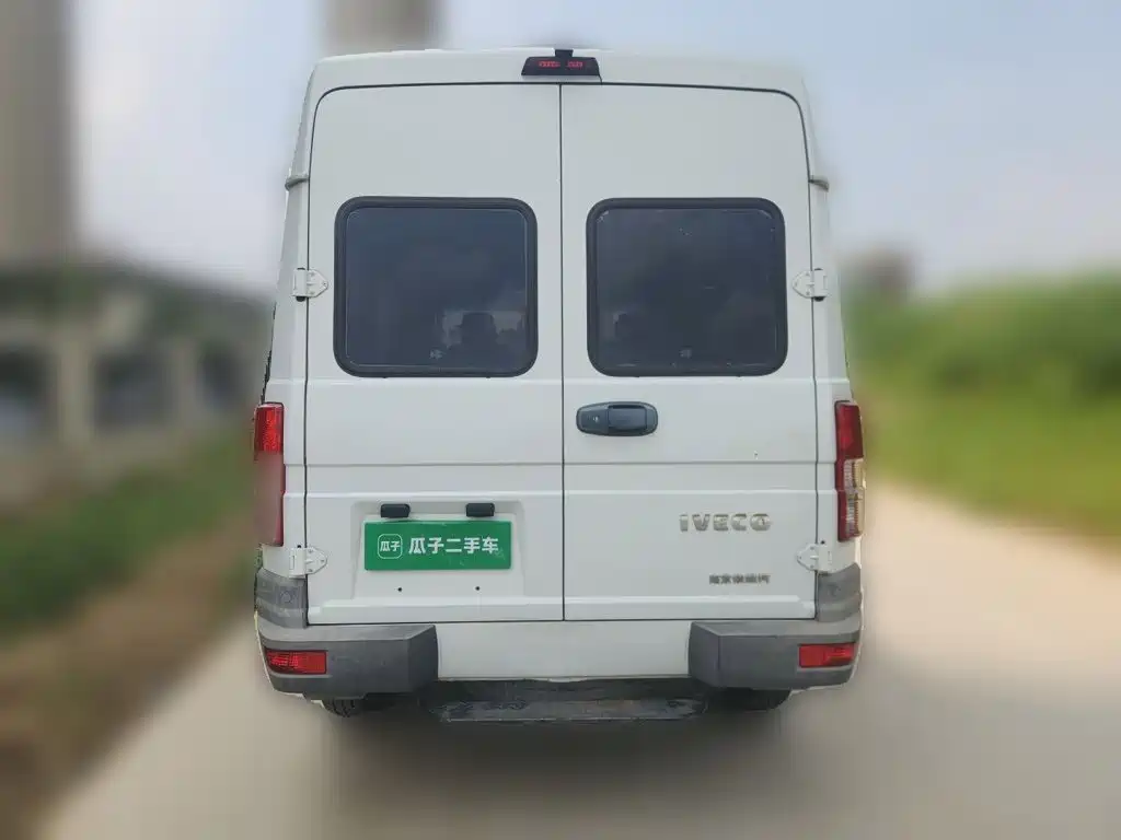 Iveco Daily 2020 2020 Model 2.5T A35 Bus Single-Tire Medium Roof 5-9 Seats China V