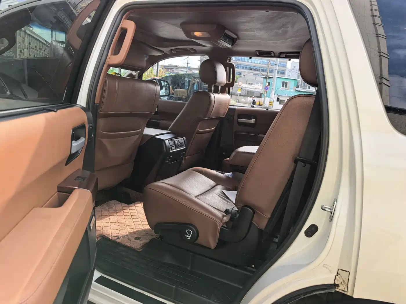 Toyota Sequoia 2010 5.7 Platinum Edition фото 4