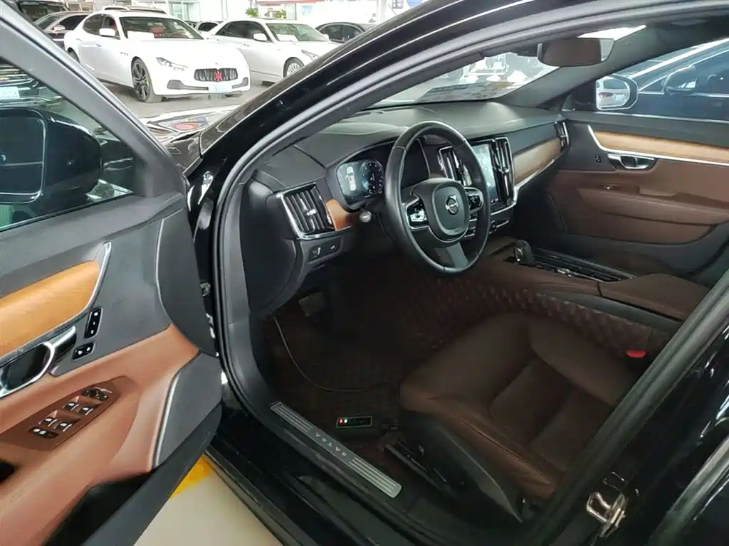 VOLVO S90