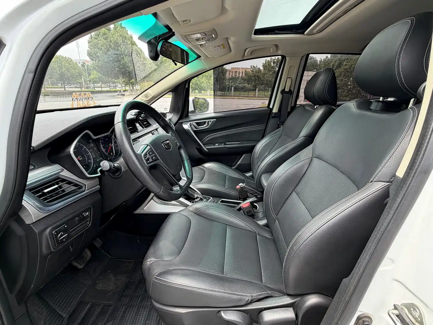 Фото 4 - Geely Vision X3