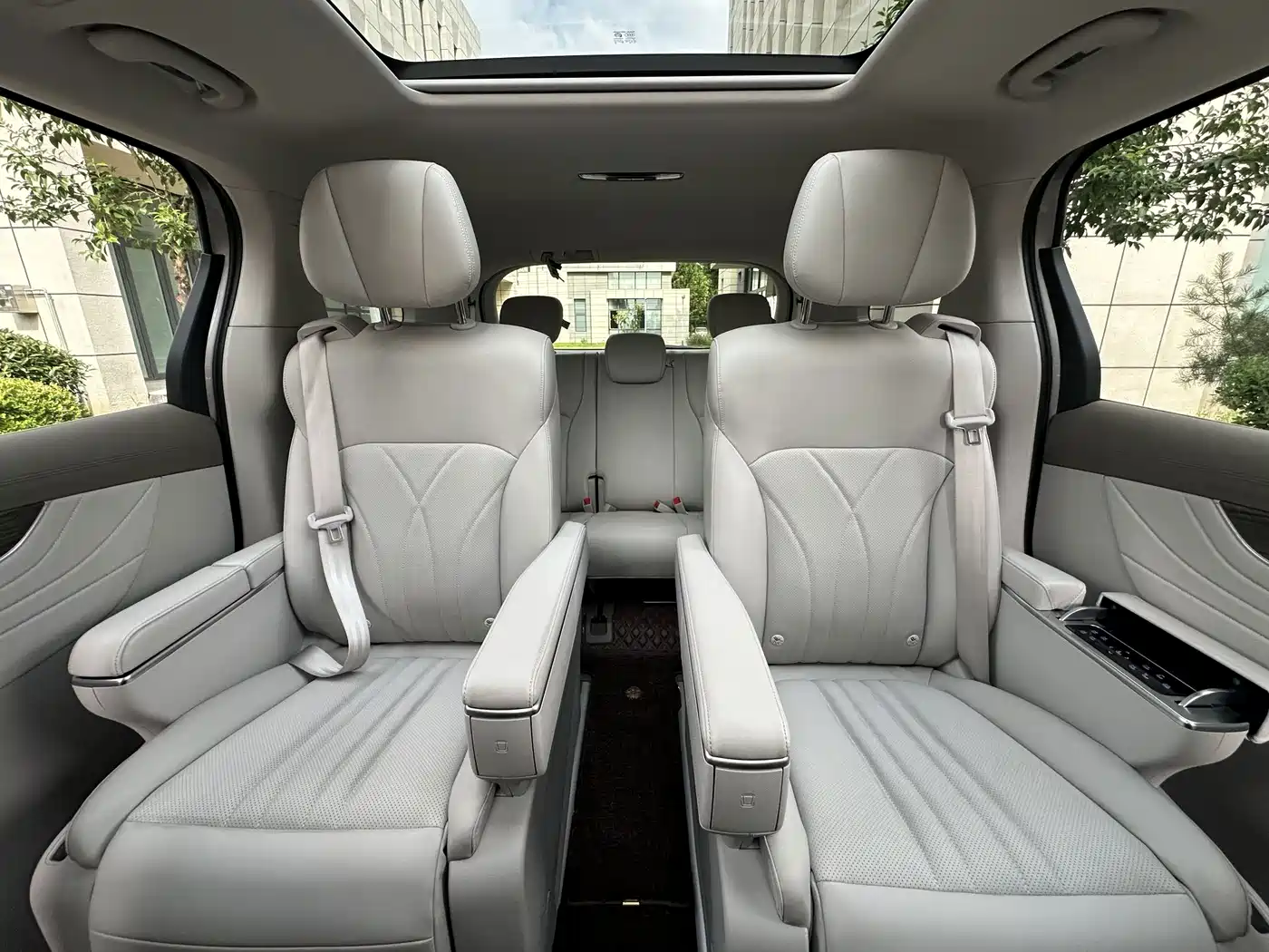 Roewe iMAX8 EV 2024 2025 1.5T DMH Land Luxury Edition