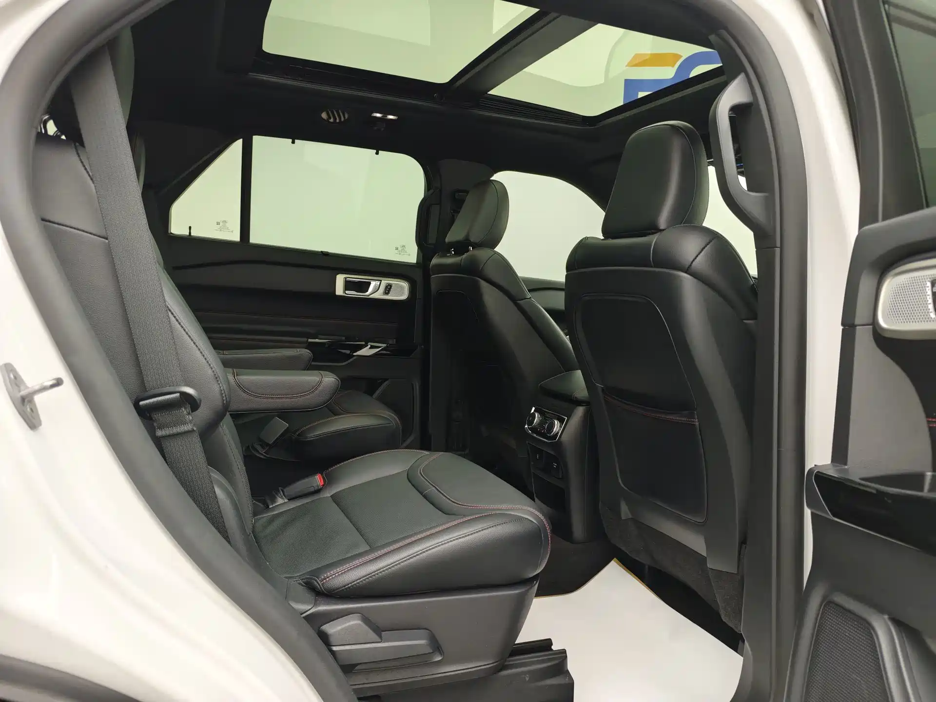 Фото 24 - Ford Explorer