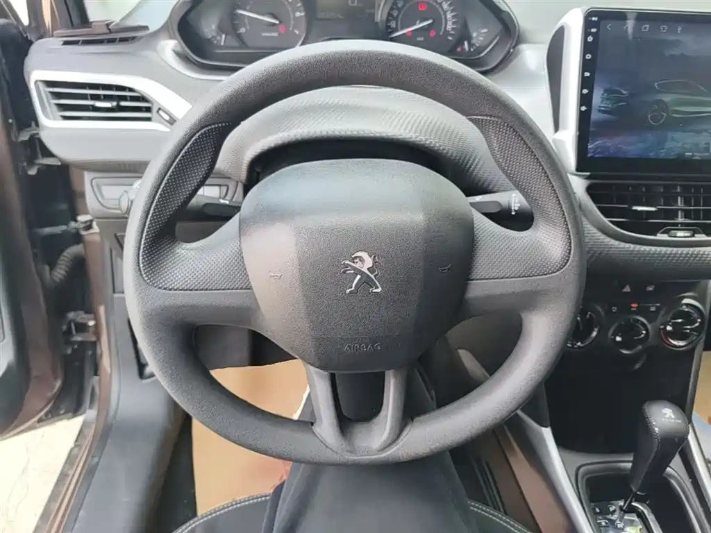 Peugeot 2008 2015 1.6L Automatic Cool Edition фото 11