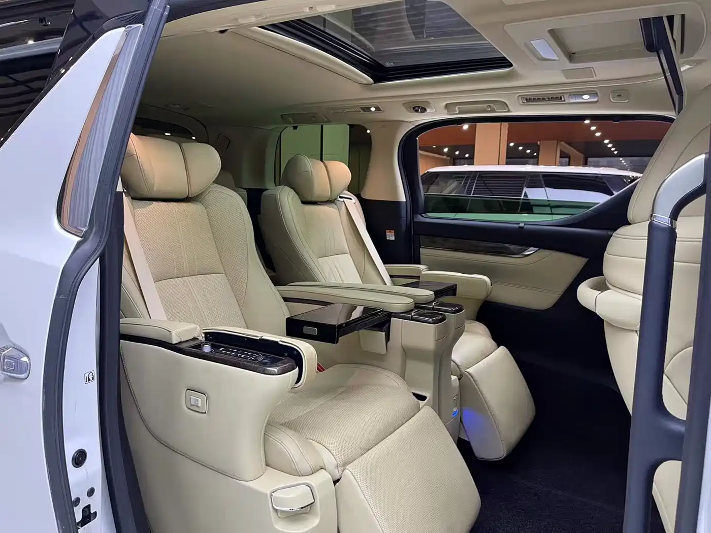 Toyota Vellfire 2019 Hybrid 2.5L HV Premium Edition фото 8