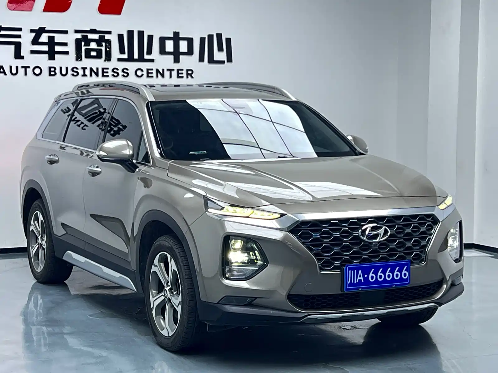 Photo 3 - Hyundai Santa Fe