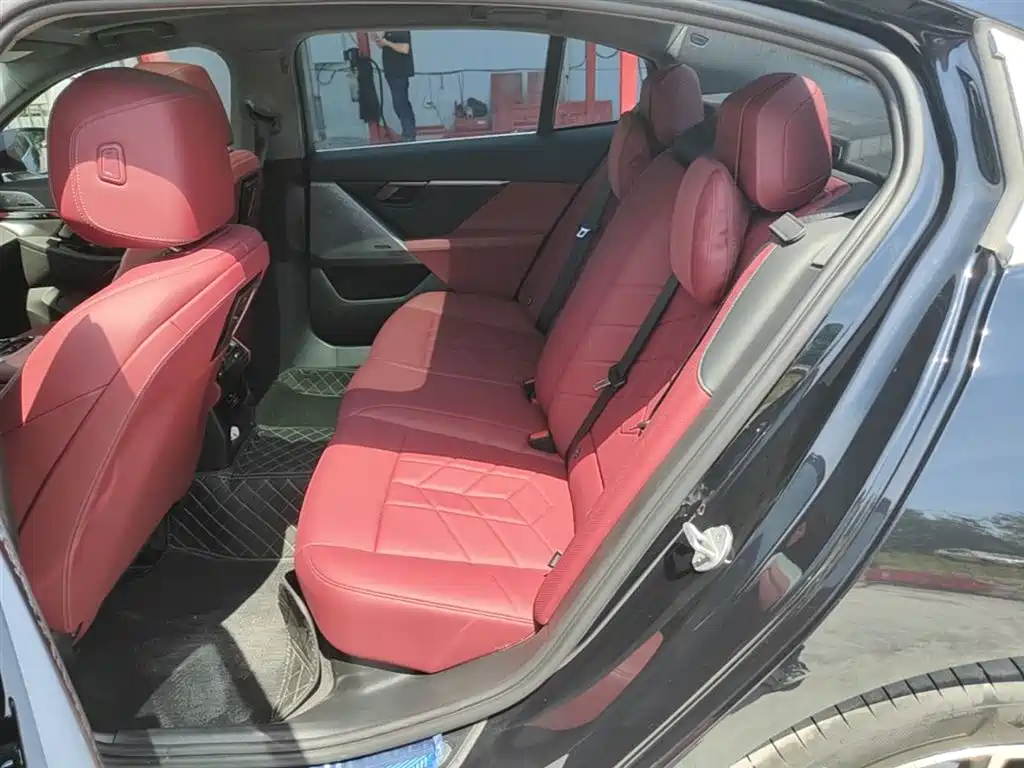 BMW 5 Series 2026 530Li Leading M Sport Package фото 17