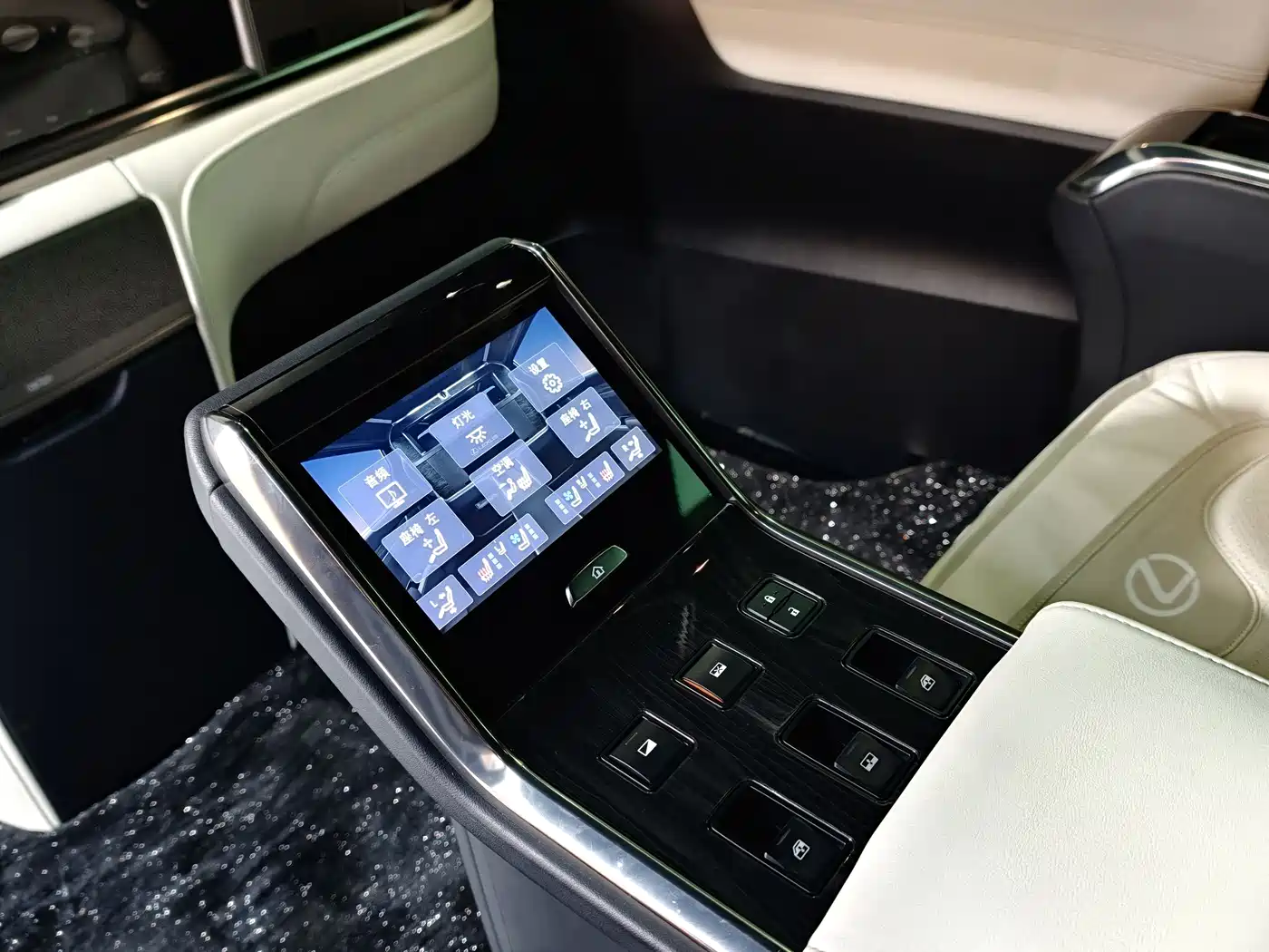 Lexus LM 2020 300h 4-Seat Imperial Edition фото 8