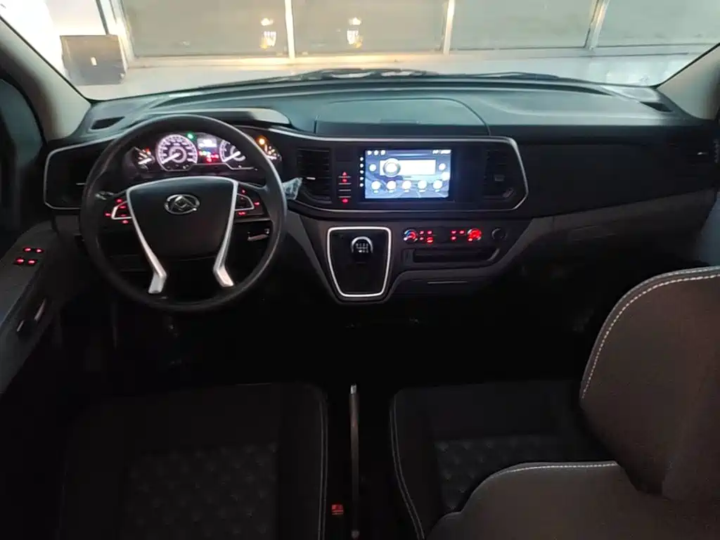 SAIC Maxus Xintu V80 2025 2025 Value Edition Aoyun 2.0T Manual Short Wheelbase Medium Roof 127Ps 5/6-seater
