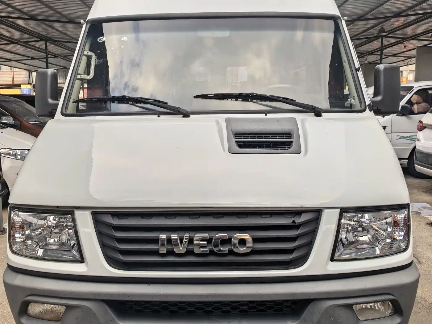 Iveco Daily 2023 2023 2.5T A35M1 Short Wheelbase Medium Roof Dual Tire Manual Door 5-9 Seater