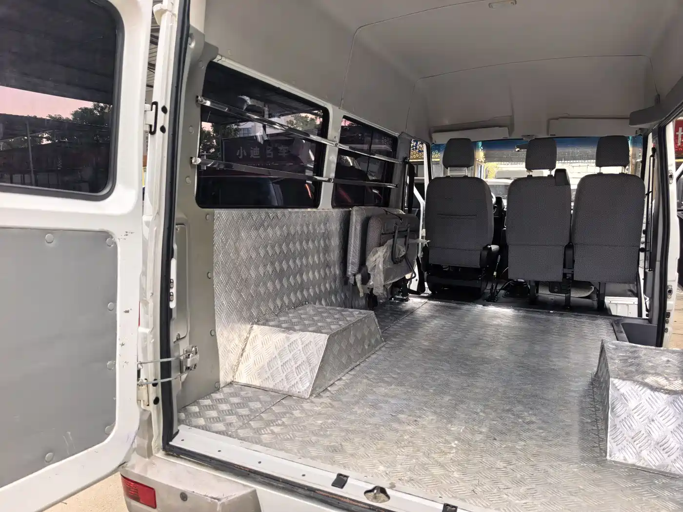 Iveco Daily 2023 2023 2.5T A35M1 Short Wheelbase Medium Roof Dual Tire Manual Door 5-9 Seater