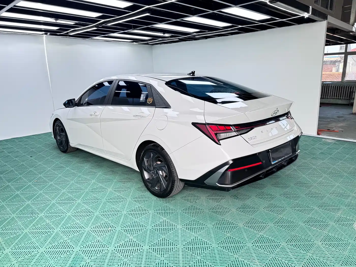 Hyundai Elantra 2023 Model 1.5L CVT LUX Premium Edition фото 4