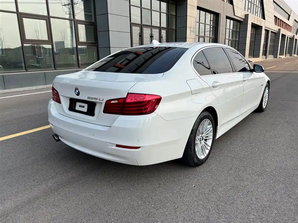 Photo 4 - BMW 5 Series