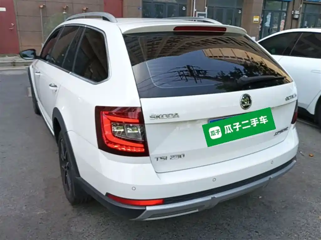 Škoda Octavia 2019 Wagon TSI230 DSG Luxury Edition China V фото 5
